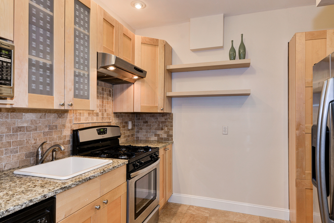 kitchen - Sun filled 1BR Apt -Walk to GU Law!  Wi-Fi, Patio, W/D, A/C