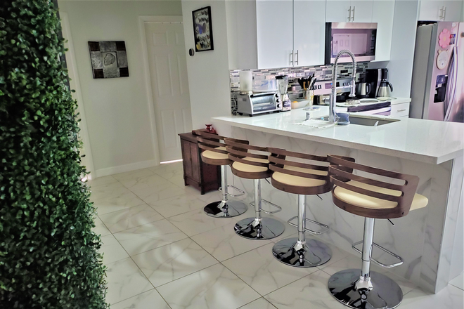 kitchen - 5 min to FAU Utilities Included fully Furnished+Laundry House
