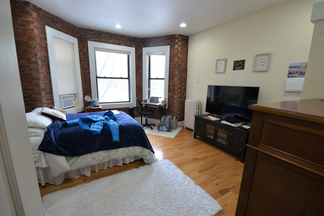 bedroom - 9/1/25 - Recently renovated 5 bed 1.5 on Hemenway St! H&HW INCL