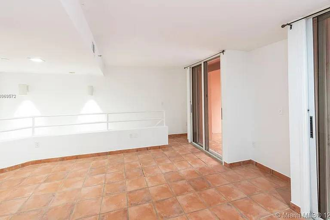 Living area - 2 level Condo in Coconut Grove!! Walkability10+