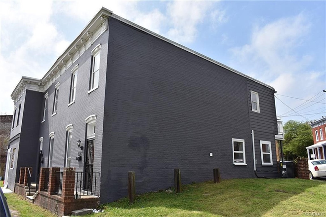 Building Side - 522 Brook Rd - Walking distance to VCU! 3 Bedrooms/2.5 Bath Townhome