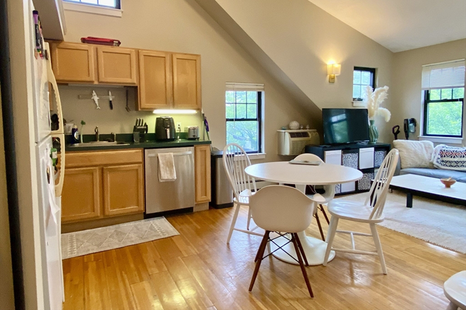 . - GORGEOUS 3 Bed / 2 Bath w/ Garage Parking Included! Laundry in unit! Avail 9/1/25!! Apartments