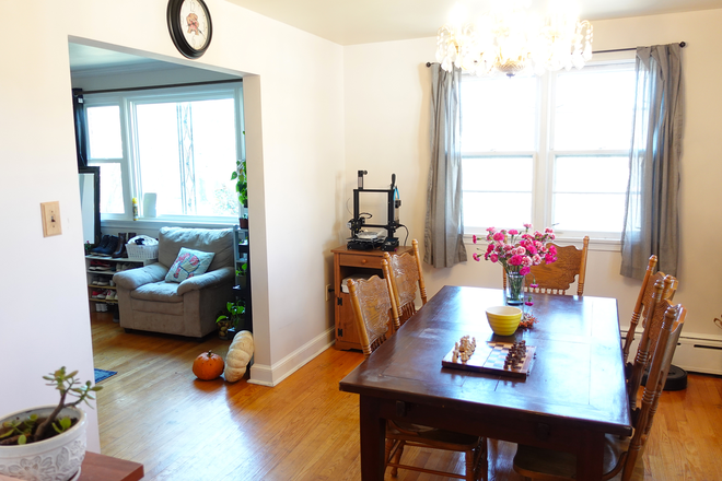 DR - 3 bed 1 bath apt in private house. Walk to UMD $875 per person.