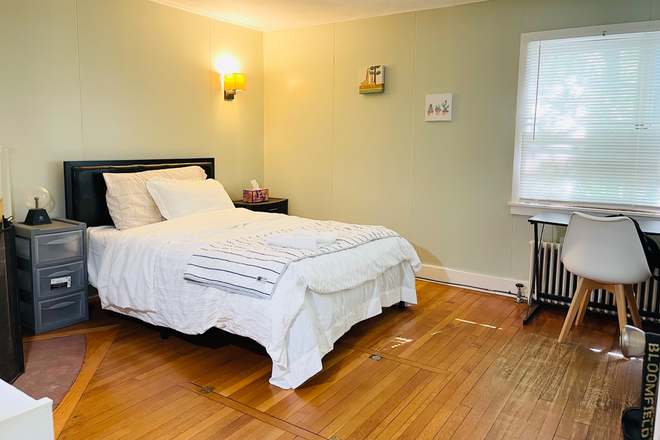 Bedroom - 5 Mins Walk to UConn Campus-Bedroom House