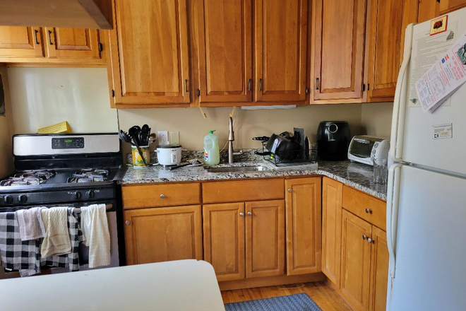 Kitchen: furnished with dishes/cookware - Room in House, Old Town College Park
