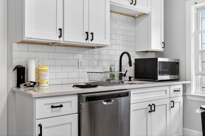 Call NOW for showings! 617-236-8600 - MAIN ST - *NO FEE* LUXE 2ND FLR 4BR NEAR TUFTS AVAIL *6/1/206* W/ IN UNIT LNDRY, YARD, PRCH, 2 BATH! Apartments