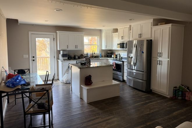 Dining area/kitchen - House for Rent near campus