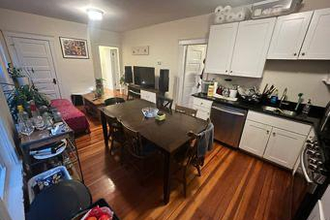 Dining room and kitchen - Summer sublet in Harvard Square - Furnished bedroom in a shared 3BR2B Apartment