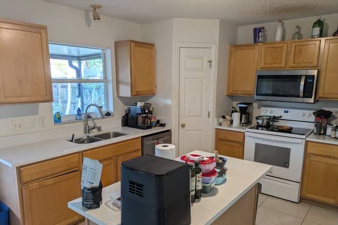 kitchen - 5/ 2 1/2 house, 8 min drive to UCF, Willamette Circle