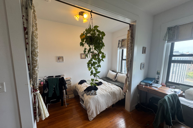 Bedroom Nook - Studio Apartment on St Stephen Street (Steps away from Campus!)