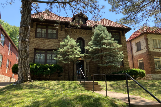 7212 Building - 7212 Forsyth -1St Floor - Close walk to Campus