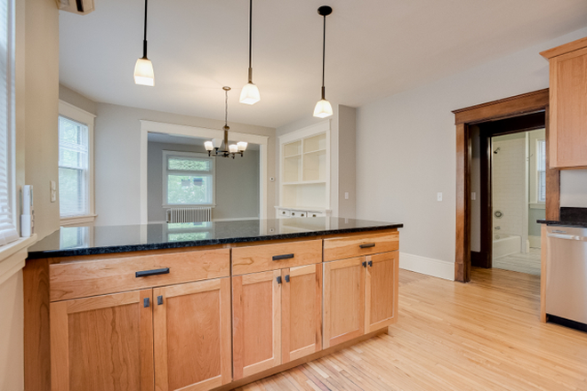 quality kitchen cabinets with granite counters - Ashland Upper 5 bed 2 bath Duplex