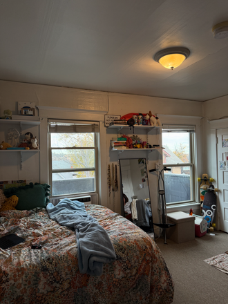 lookin into room from entrance - 1338 grandview Apartments