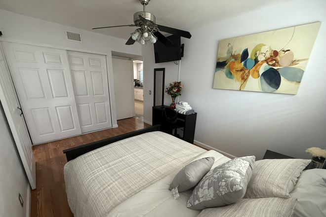 Room 1 - Refined Comfort in Orange County House