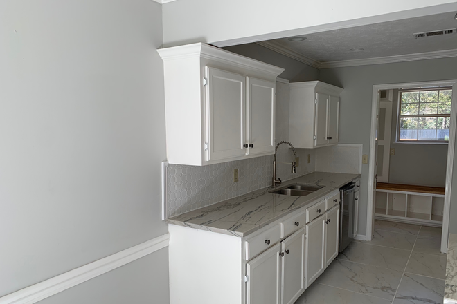 Kitchen2 - House in the Heart of Flowood: Where Comfort Meets Convenience