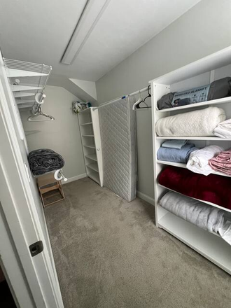 Closeth - Shared house / 1 Bedroom + Full Bathroom (Tv not included in the bedroom)