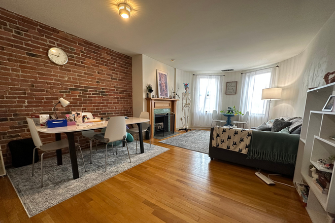 1 - GREAT location 3rd floor 1 bed on Gainsborough St with in unit laundry