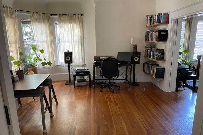Room for Rent - Bright and Peaceful Room in Rockridge