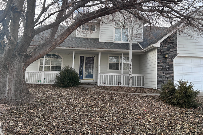 front - Large, newly remodeled upstairs bedroom for rent with bathroom.