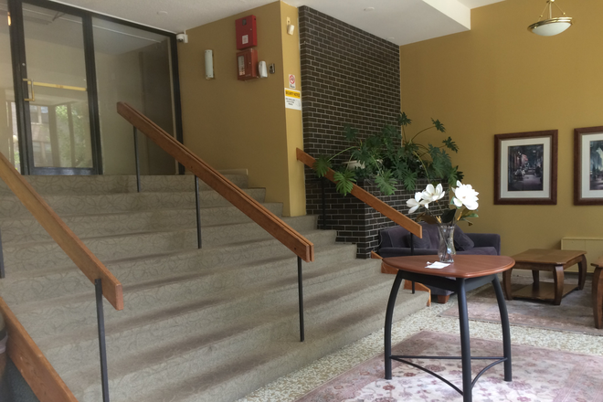 Front lobby to building - Sunny 1 BR Apartment in Hartford's West End - H&HW included!