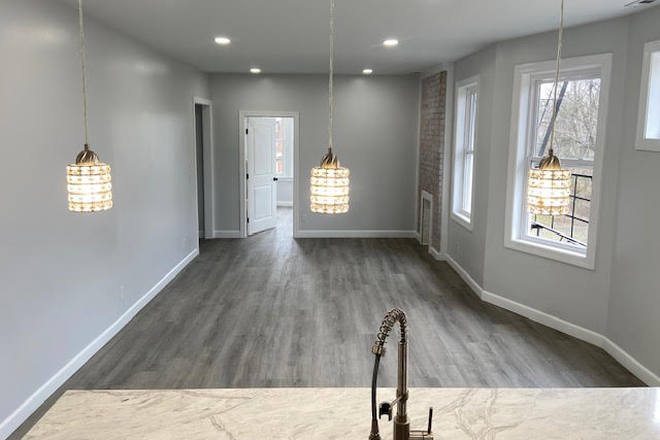 Kitchen/Common 1 - Completely Remodeled 5 Bed/2.5 Bath Luxury Unit Duplex