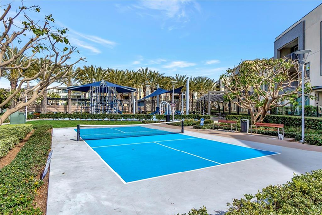 Pickleball court - Private Room & Bath in Beautiful Upgraded 2BR/2BA Condo – Looking for a Roommate