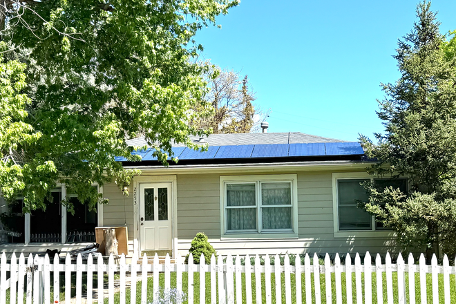 Exterior Large fenced front yard - Charming Bungalow in Lower Chautauqua - NEAR THE HILL - Across from CU Boulder House