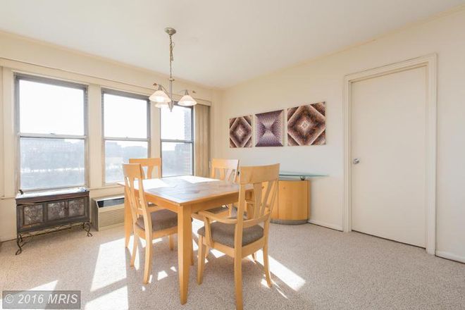 Dining area - Elegant, spacious studio at Georgetown / Dupont nexus