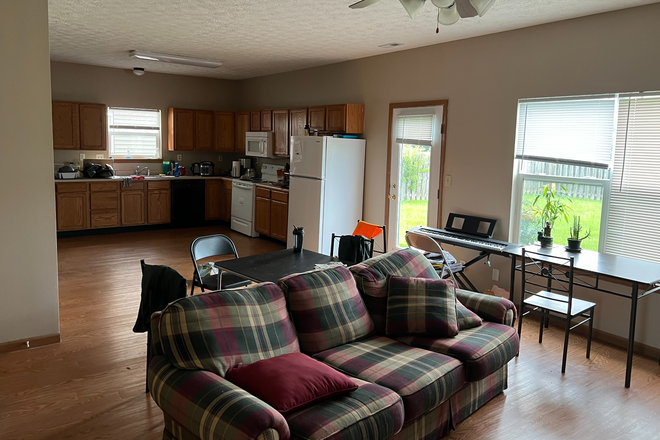 living room - 3408 Edison Dr
