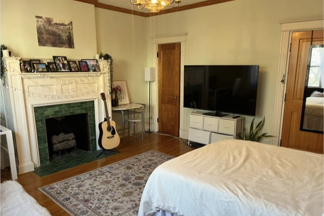 Room 2 (bigger) - Easy access to B line and grocery shopping Apartments