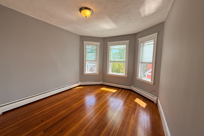Bedroom 1 - Renovated 3 Bedroom Apartment with classic charm! 8 minutes walk to Fields Corner-Red Line