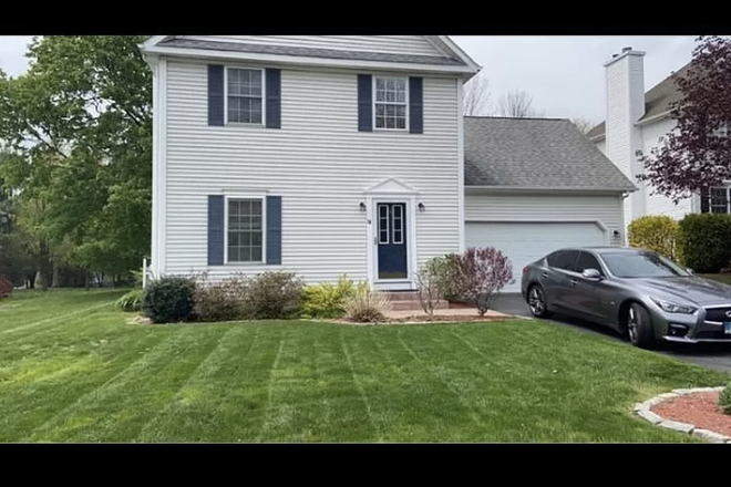 House - Beautiful colonial house off campus