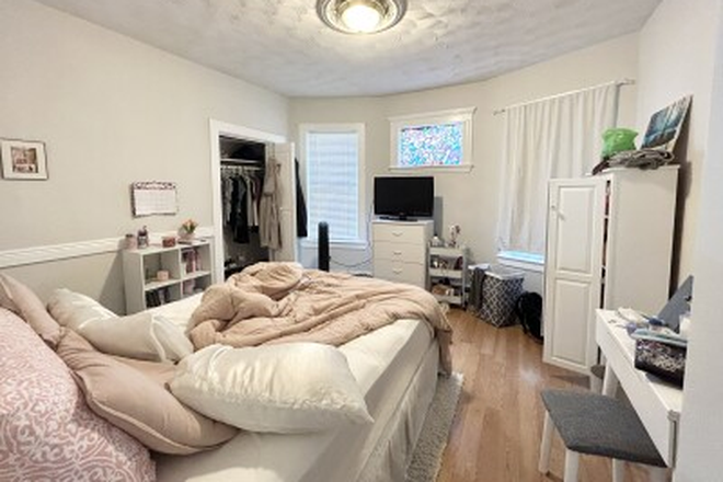 bedroom - 4 Bedroom / 2 Bathroom Walking Distance to UMass Apartments