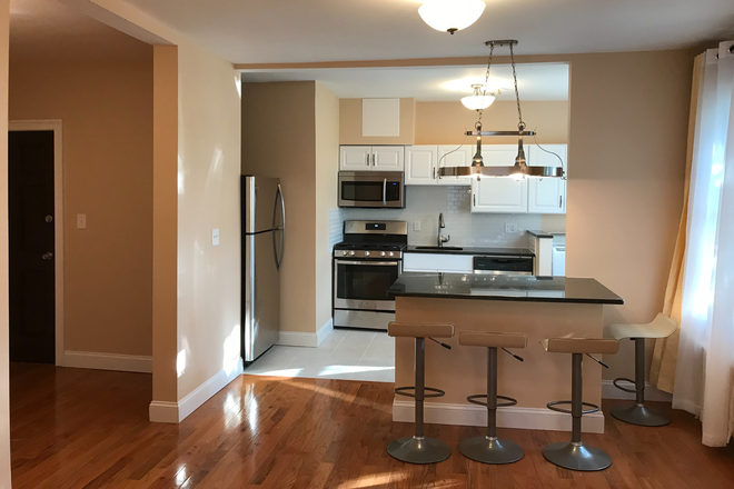 Call NOW for showings! 617-236-8600 - 1999 COMM AVE - HUGE DELUXE 3BR/1BA AVAIL *9/1/2026* W/ IN UNIT LNDRY, H&HW INC, PRKNG AVAIL, DW! Condo