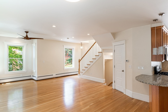 living room - Gorgeous 4 Bed / 3 Bath next to campus w/ LAUNDRY IN UNIT!! Avail. 9/1/25!!