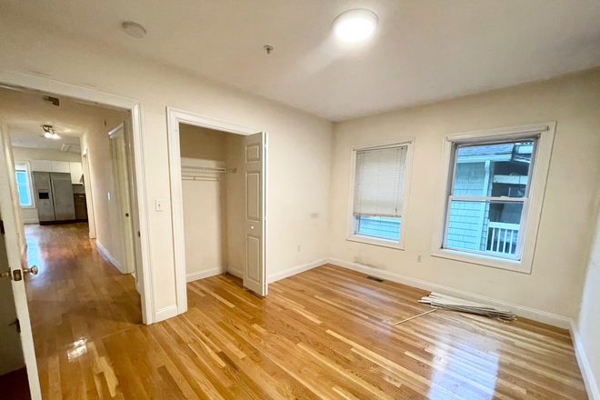 Living Space - Hillside 4 Bed Mission Hill Apartments