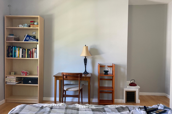Middle Bedroom - Room in Large Quiet House Near Tufts Athletic Building. No Broker Fee; Available July 1