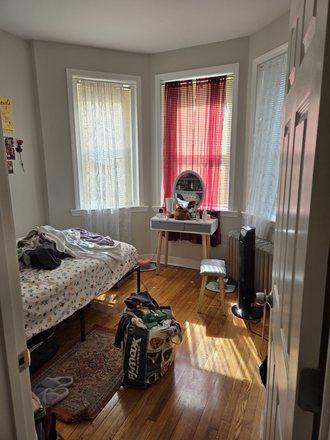 Call NOW for showings! 617-236-8550 - COMM AVE - XL DUPLEX 4BR W/ LNDRY IN BLDNG, H&HW INC, 2 BATHS NEAR MBTA B TRAIN *AVAILABLE ASAP* Apartments