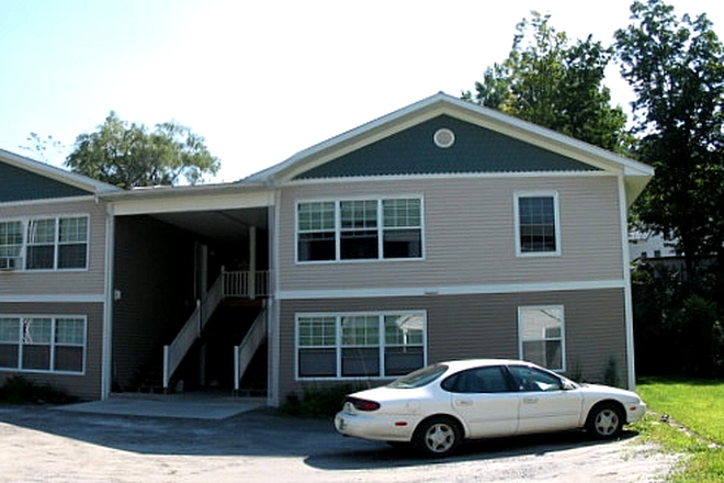 front - Royal Suites, 2 br w/ study, walk to VLS $1750. available 1/1/25 Apartments