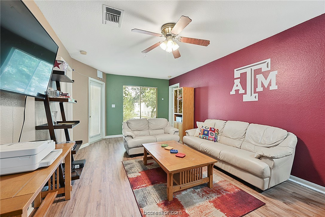 Living room - 1B/1B in a spacious 4B/4B $500 All utilities included