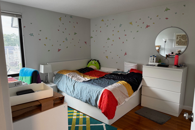 Bedroom - Bedroom in a 3B2B near Porter Square