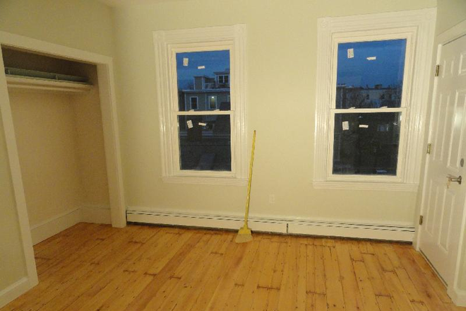 Call NOW for showings! 617-236-8550 - NORFOLK ST - UNIQUE XL 7BR DUPLEX IN KENDALL SQ FOR *9/1/2025* W/ IN UNIT LNDRY, 3 BATH, YARD, PORCH Apartments