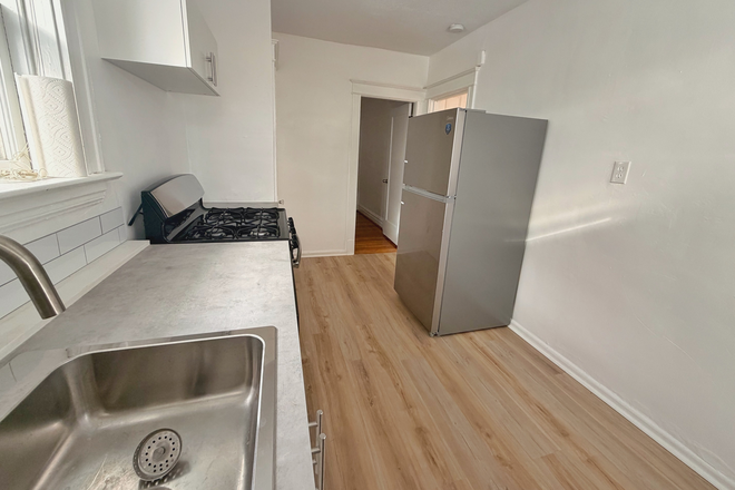 Kitchen - 724 Heman #1 Apartments