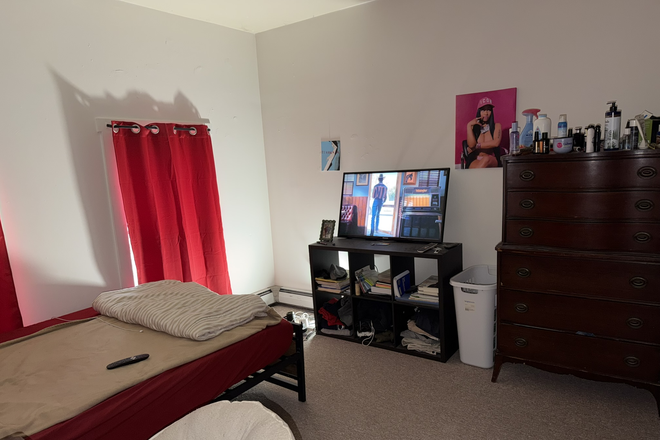 1BR Sublease available at 15 S. Windsor. Aug.-Dec. $1000/mo. - Availability at 15 S. Windsor St, and 169 Chelsea St. (1BR, 2BR, and Studio units)