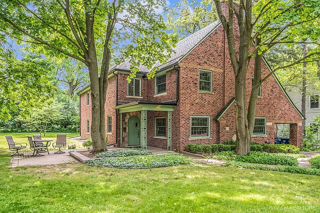 Front of property, featuring outdoor space and grill - 1BR Sublease in Beautiful Residential Area Close to Central Campus