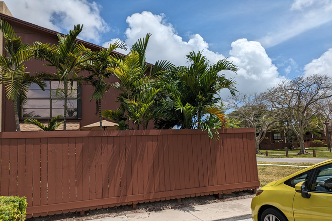 exterior with fenced yard - Three bedroom townhouse in gated community with large pool