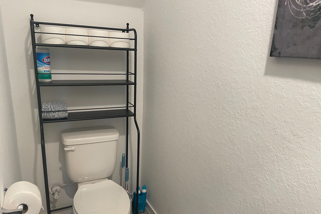 Downstairs Bathroom - Vida Community Room For Rent House