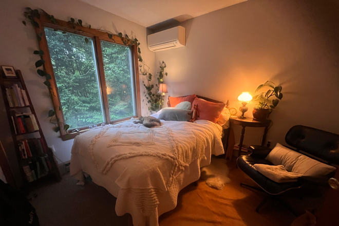 Upstairs bedroom. - Bedroom available in quiet three-bedroom close to campus Duplex