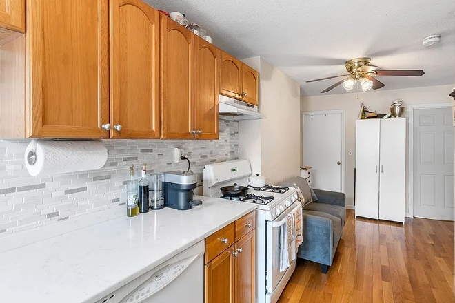 Call NOW for showings! 617-236-8600 - SHEAFE ST - COZY MODERN 2BR/1BA ON NORTH END SIDE STREET W/ DW, STORAGE IN BLDNG AVAIL *9/1/2025* Condo