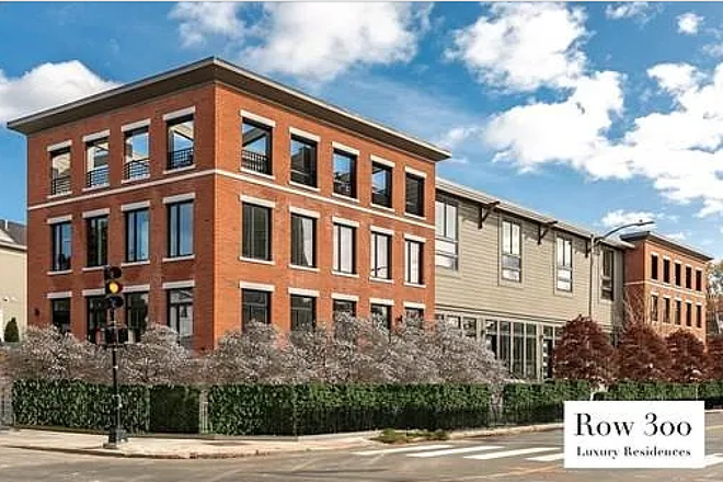 Outside street view - Pleasant room within a townhouse with rooftop